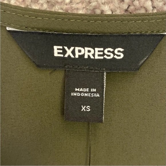 Express Women's Top Size XS Faux Wrap Puff Sleeves Peplum Olive Green NWT $54 - Picture 13 of 16